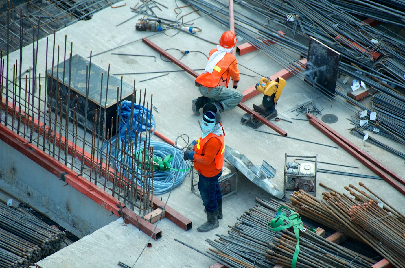 Trabajadores armando acero de refuerzo