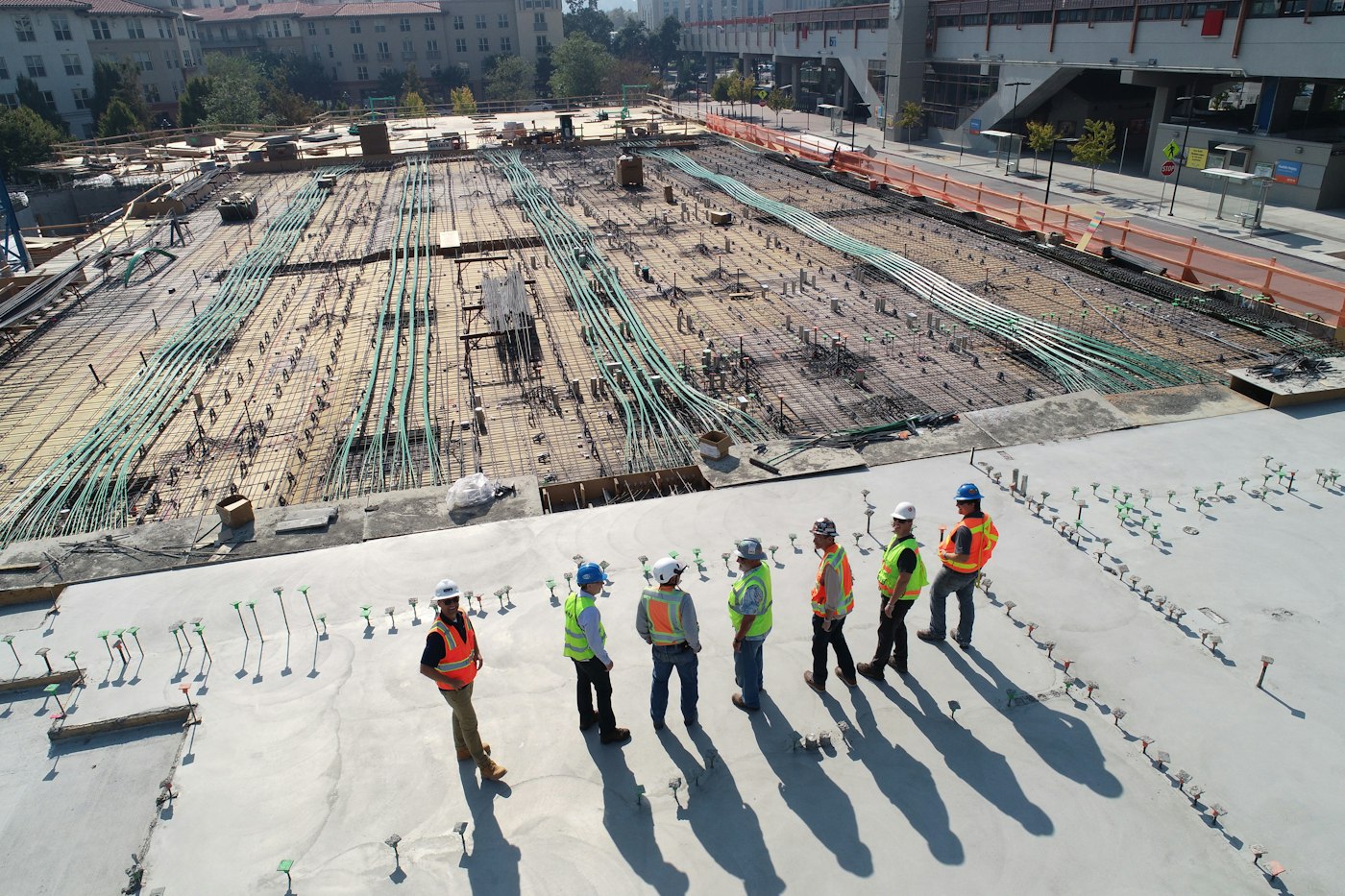 Equipo de obra con cascos en un lote en construcción