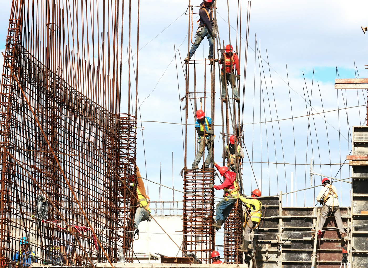 Obreros armando la estructura de un edificio