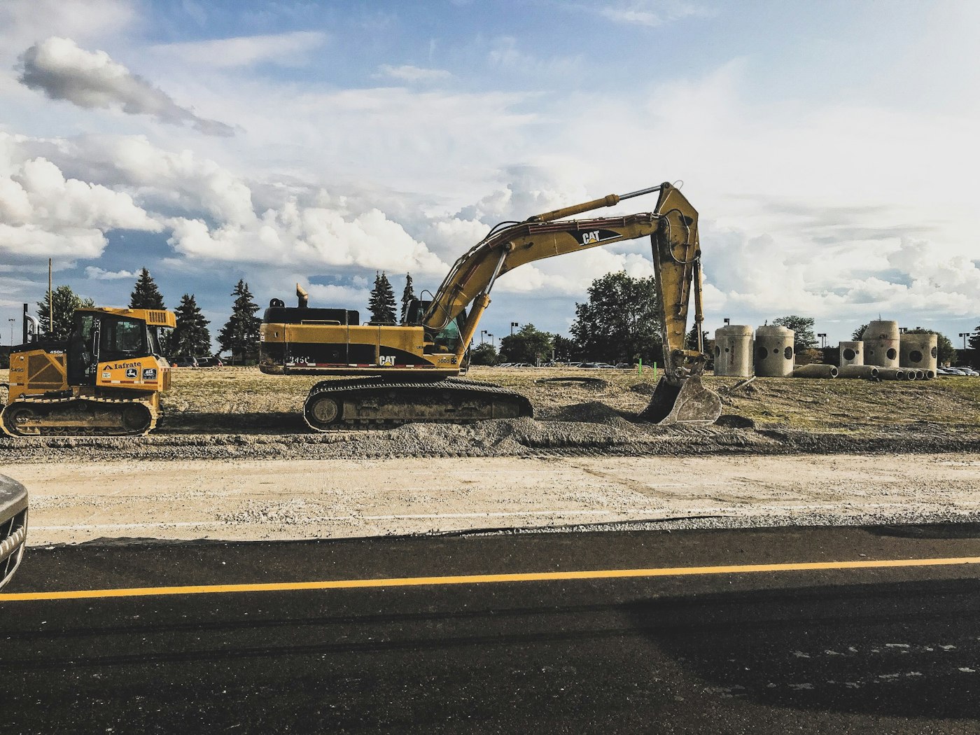 Excavadora moviendo tierra en un lote