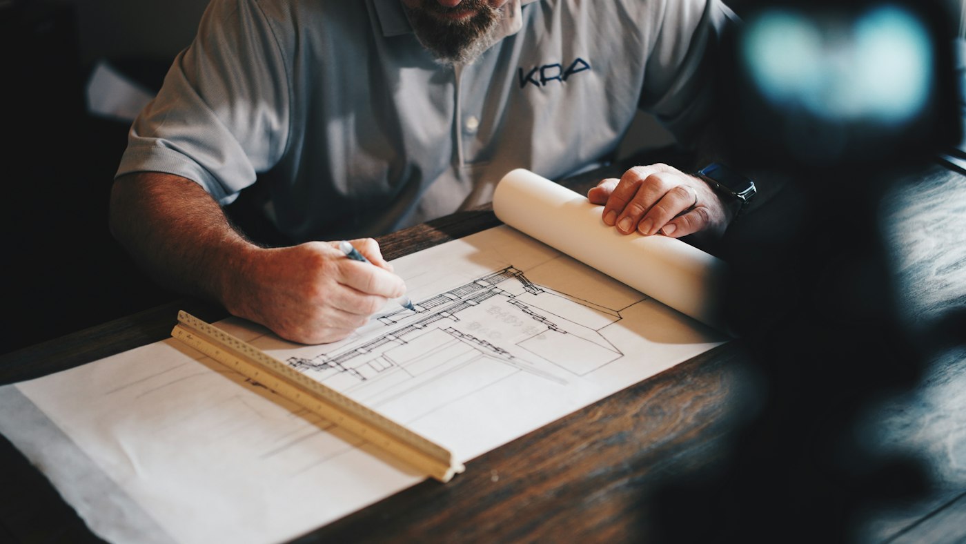 Arquitecto revisando planos de construcción